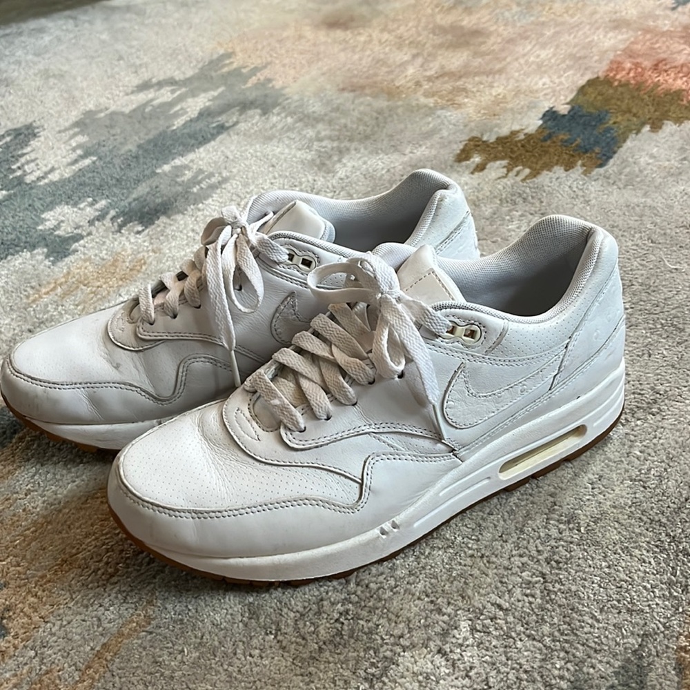white nike air maxs